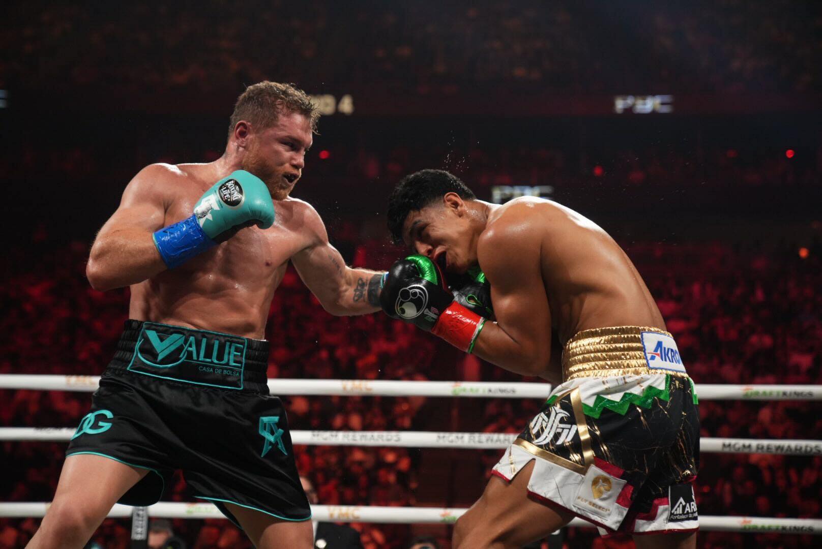 Canelo Alvarez demeure le roi des supers-moyens - Canada Fighting