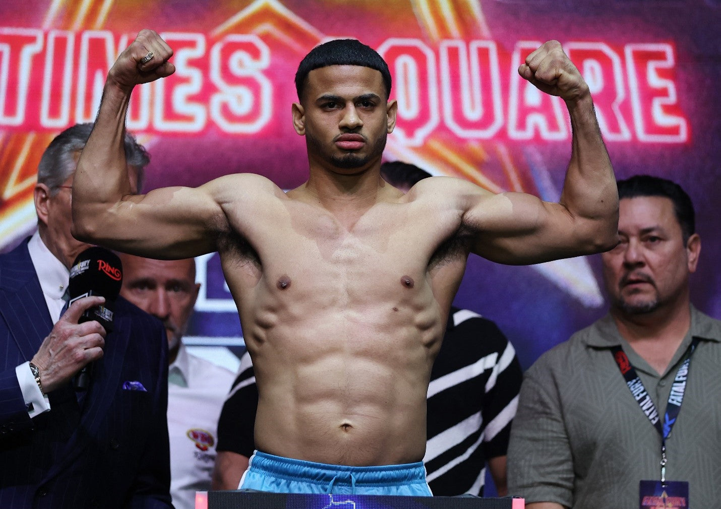 Rolando Romero surprend Ryan Garcia à Times Square